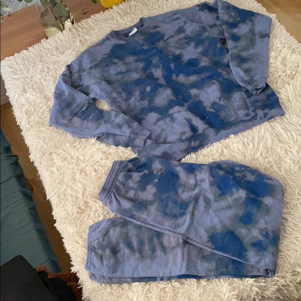 Blue tie dye sweatsuit